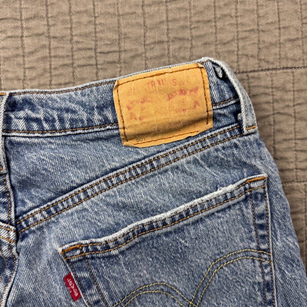 Levis 501 Original Mid Rise Straight Leg Jeans Women 26x26 (26x25 )Light Wash - Picture 7 of 14